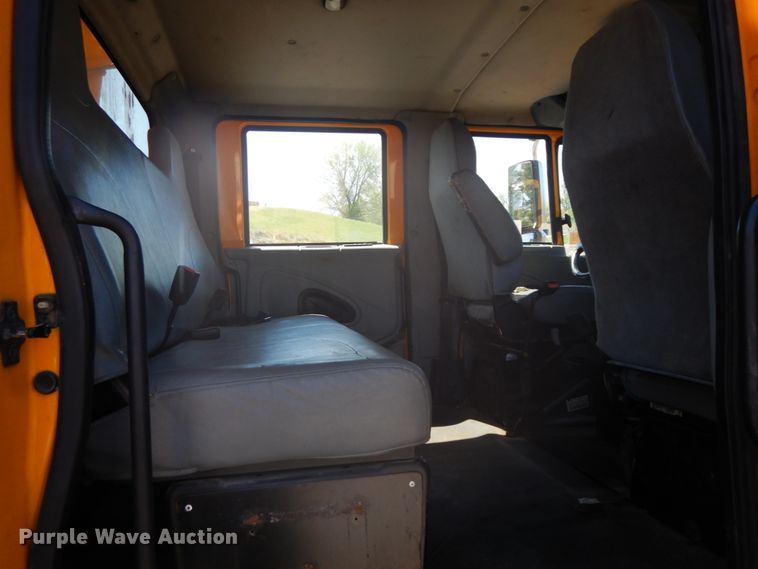 image for item DF6510 2005 International 7400  Crew Cab dump truck