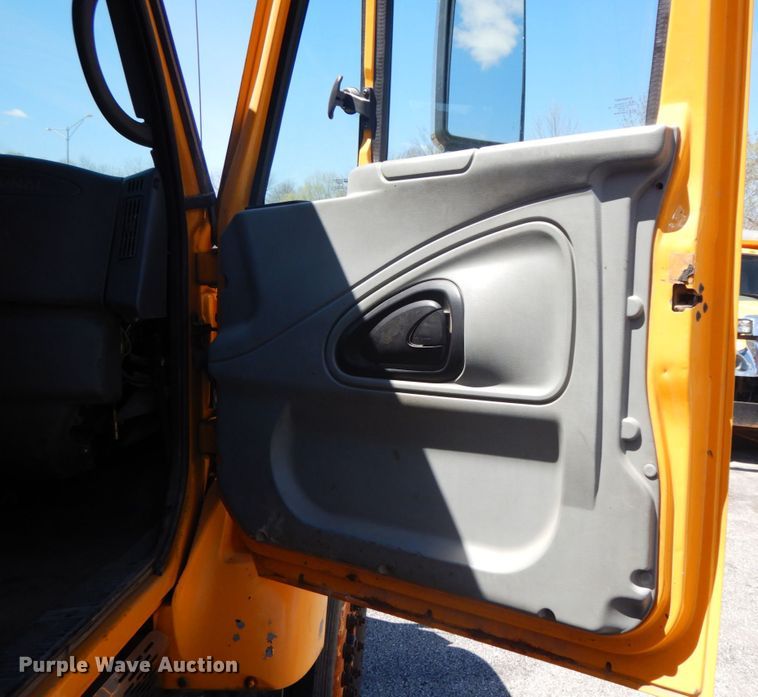 image for item DF6510 2005 International 7400  Crew Cab dump truck