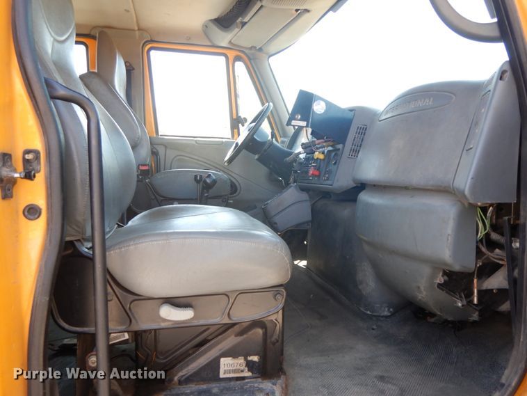 image for item DF6510 2005 International 7400  Crew Cab dump truck