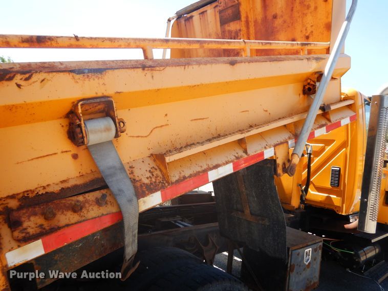 image for item DF6511 2006 International 7400  dump truck