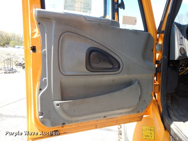 image for item DF6511 2006 International 7400  dump truck