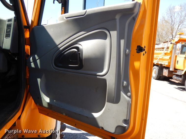 image for item DF6513 2006 International 7500  dump truck