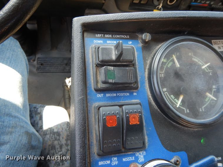 image for item DF6515 2009 Elgin Whirlwind  street sweeper truck