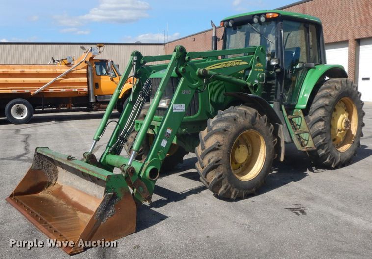 image for item DF6520 2006 John Deere 7320 MFWD tractor