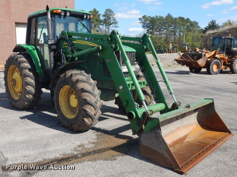 image for item DF6520 2006 John Deere 7320 MFWD tractor