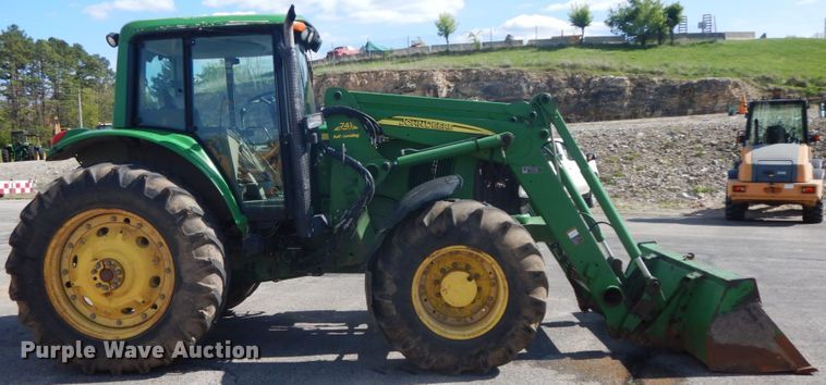 image for item DF6520 2006 John Deere 7320 MFWD tractor