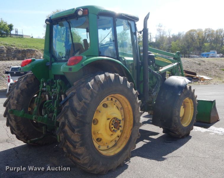 image for item DF6520 2006 John Deere 7320 MFWD tractor