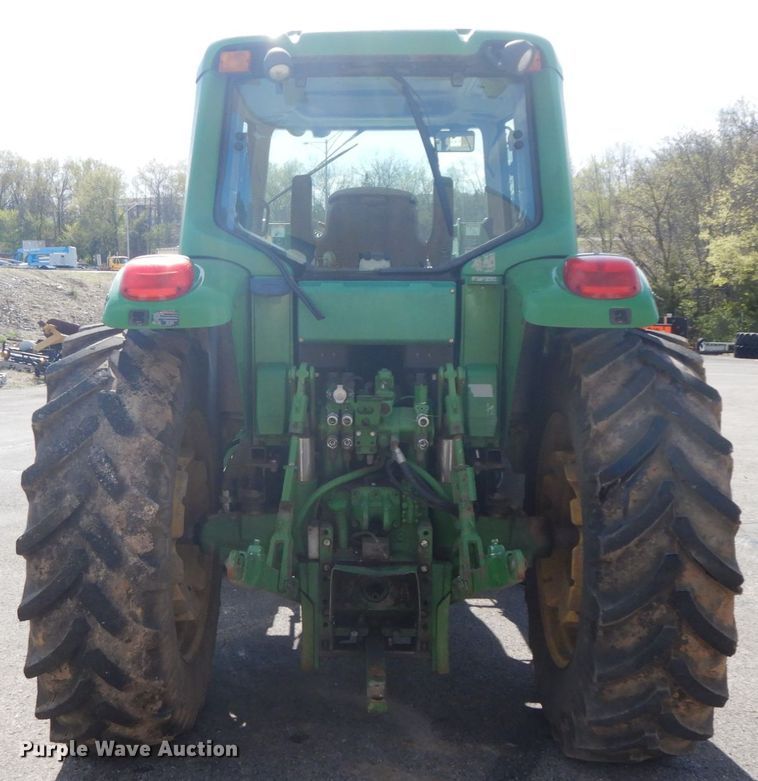 image for item DF6520 2006 John Deere 7320 MFWD tractor