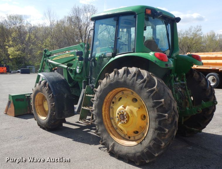 image for item DF6520 2006 John Deere 7320 MFWD tractor