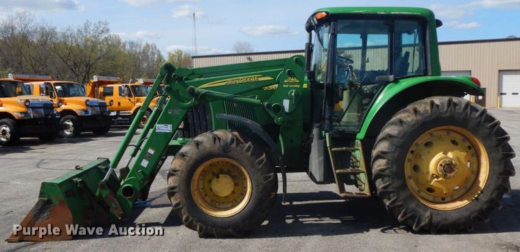 image for item DF6520 2006 John Deere 7320 MFWD tractor
