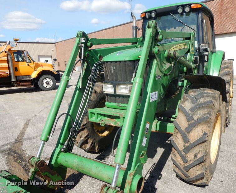 image for item DF6520 2006 John Deere 7320 MFWD tractor