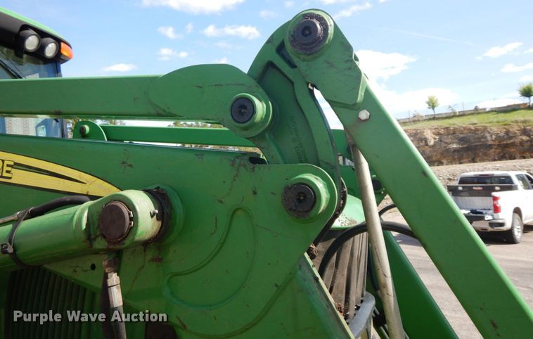 image for item DF6520 2006 John Deere 7320 MFWD tractor