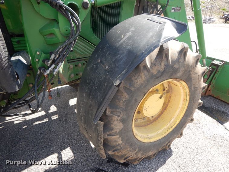 image for item DF6520 2006 John Deere 7320 MFWD tractor
