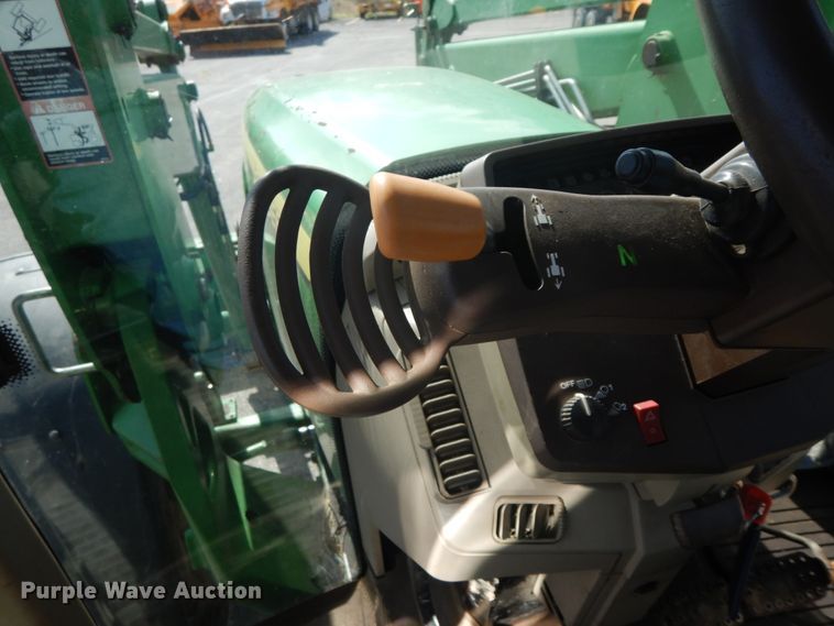 image for item DF6520 2006 John Deere 7320 MFWD tractor