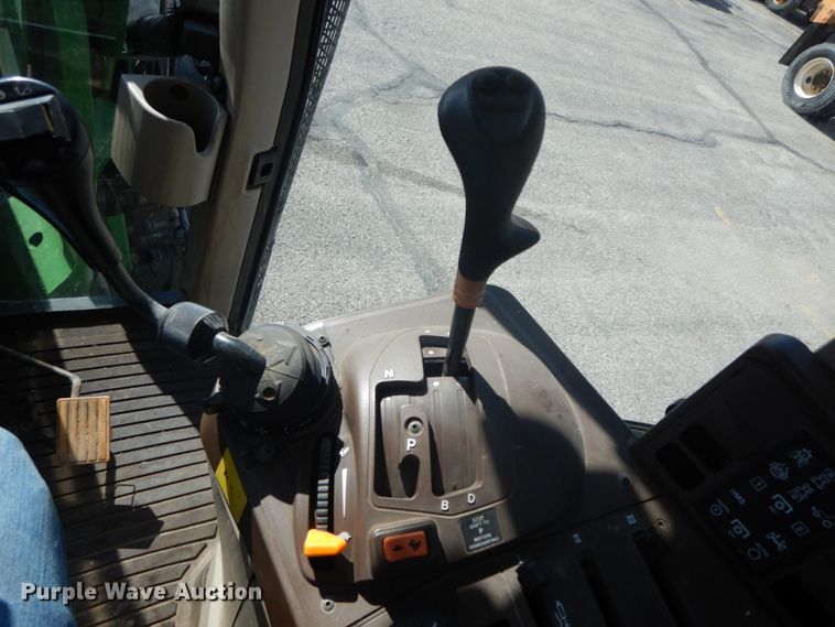 image for item DF6520 2006 John Deere 7320 MFWD tractor