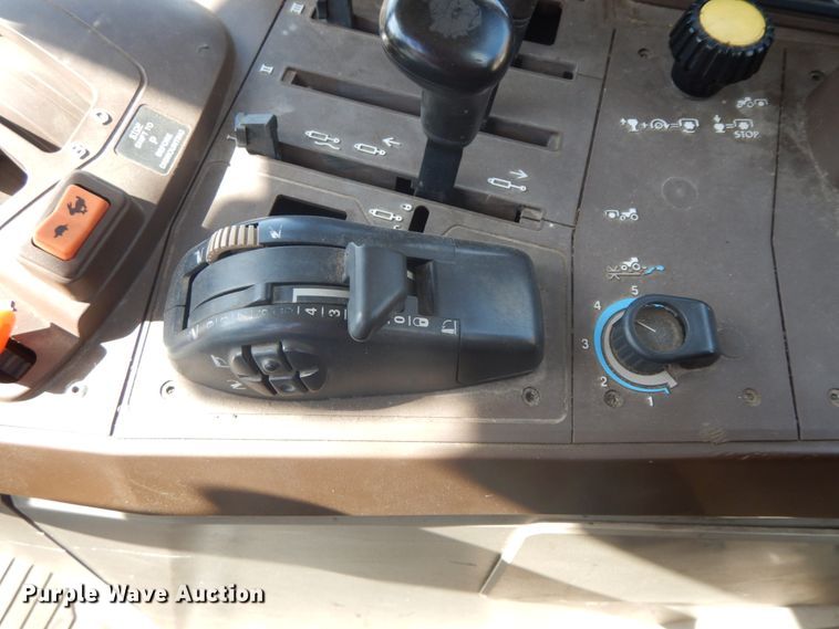 image for item DF6520 2006 John Deere 7320 MFWD tractor