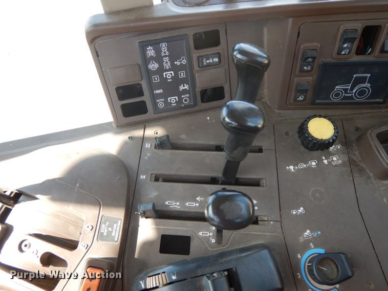 image for item DF6520 2006 John Deere 7320 MFWD tractor