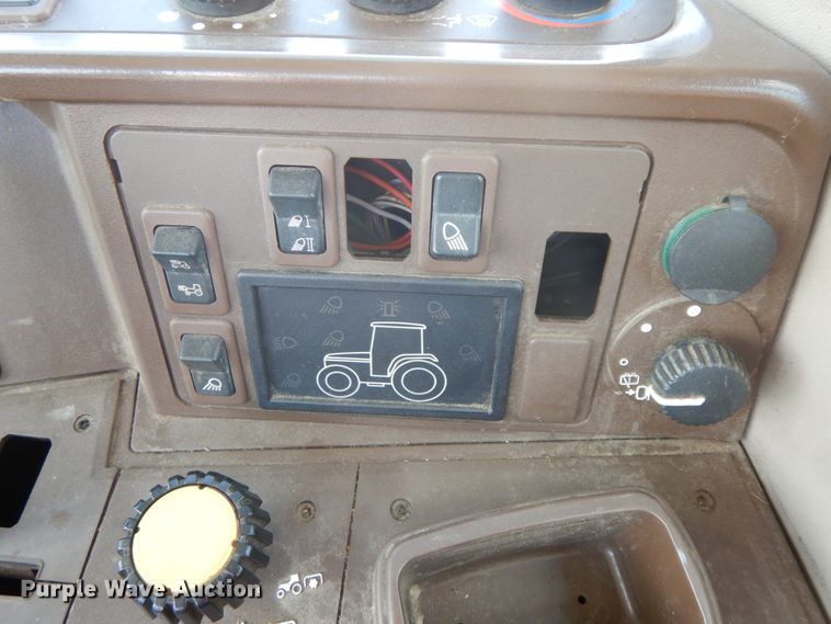 image for item DF6520 2006 John Deere 7320 MFWD tractor