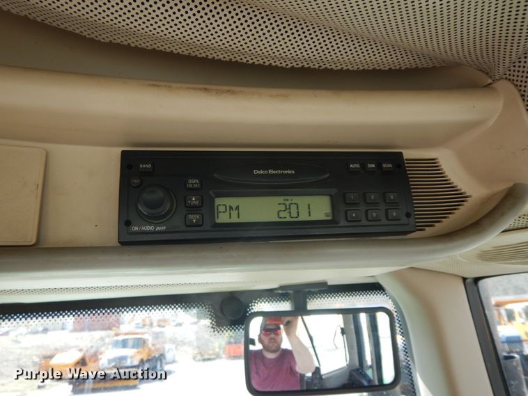 image for item DF6520 2006 John Deere 7320 MFWD tractor