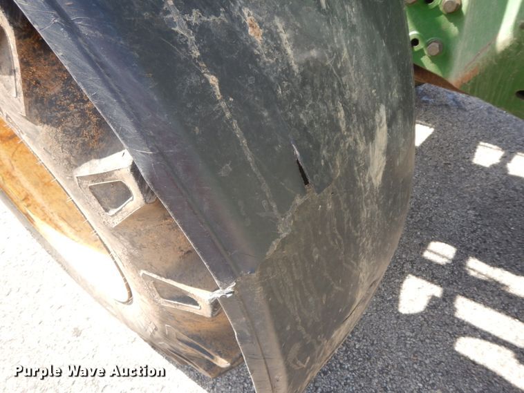 image for item DF6520 2006 John Deere 7320 MFWD tractor