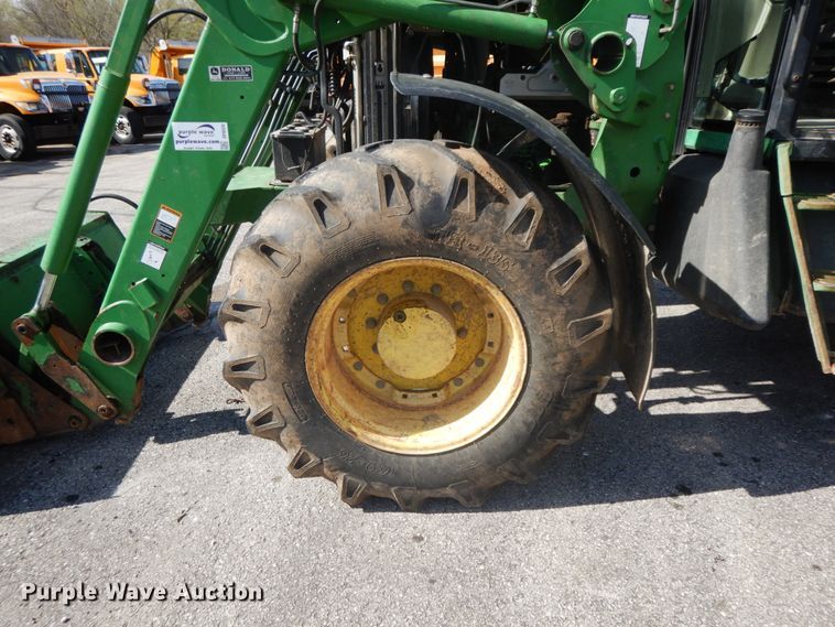 image for item DF6520 2006 John Deere 7320 MFWD tractor