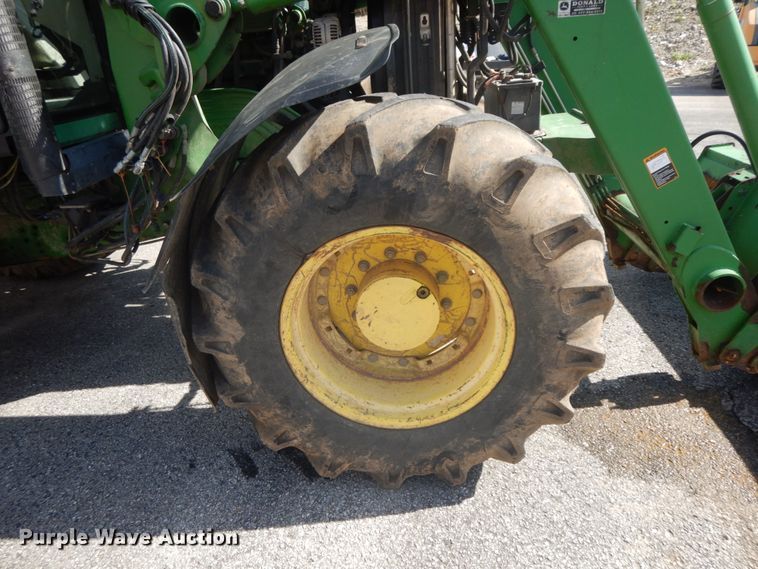 image for item DF6520 2006 John Deere 7320 MFWD tractor