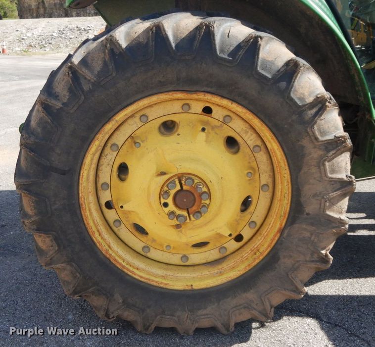 image for item DF6520 2006 John Deere 7320 MFWD tractor