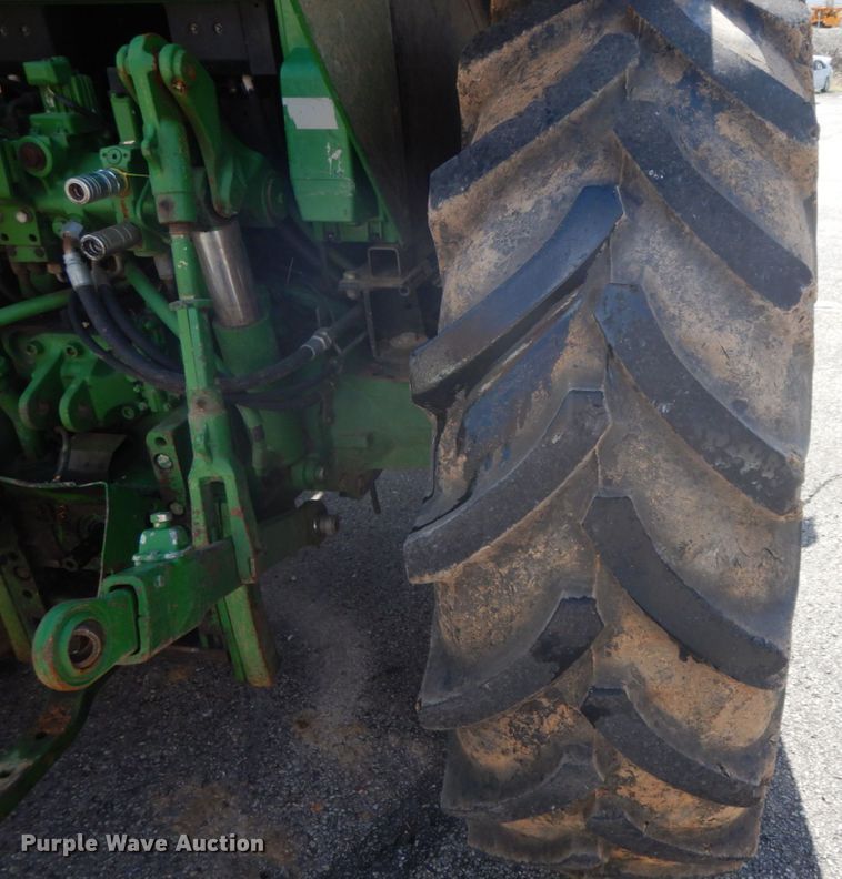 image for item DF6520 2006 John Deere 7320 MFWD tractor