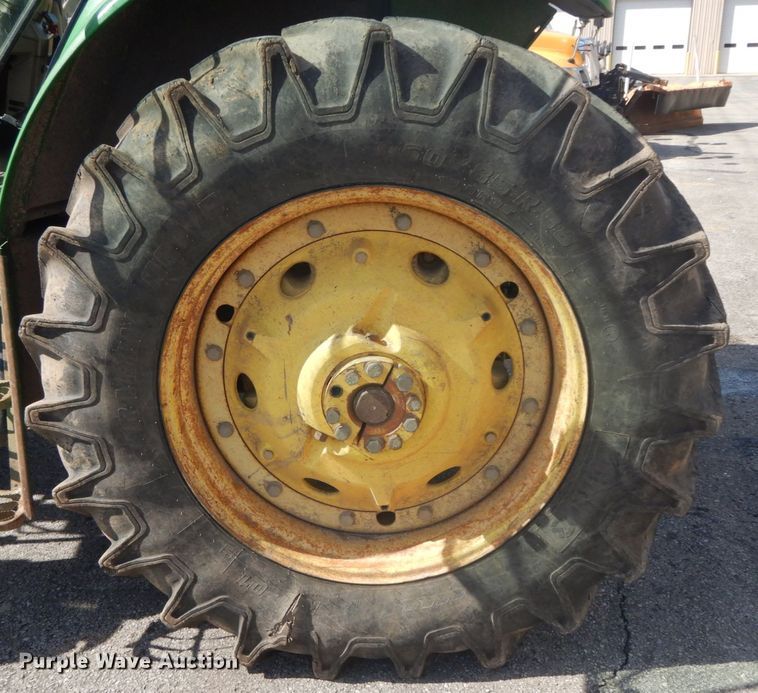 image for item DF6520 2006 John Deere 7320 MFWD tractor