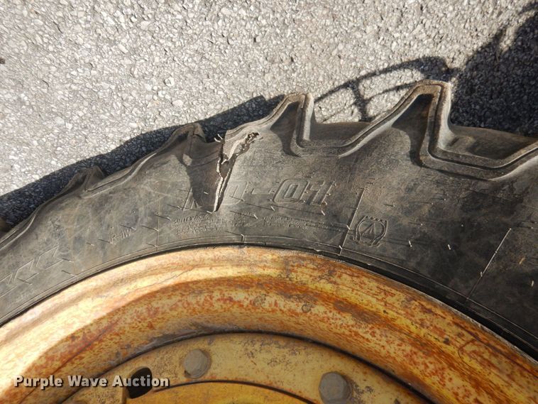 image for item DF6520 2006 John Deere 7320 MFWD tractor