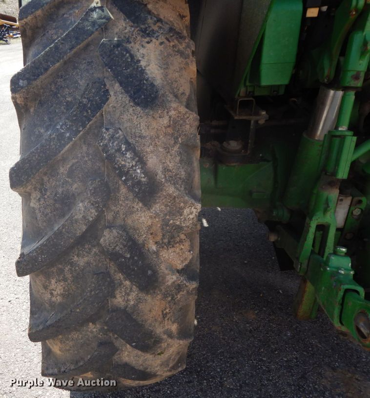 image for item DF6520 2006 John Deere 7320 MFWD tractor
