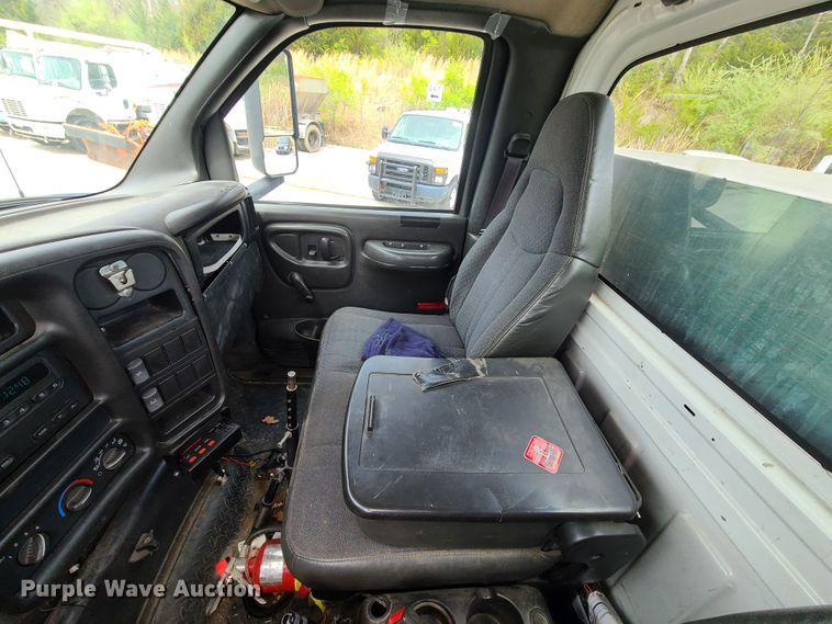 image for item DH5881 2006 GMC 6500  sewer jetter truck