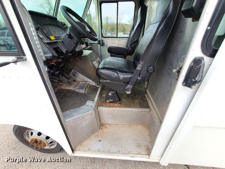 image for item DH5885 2003 Ford E350  delivery truck