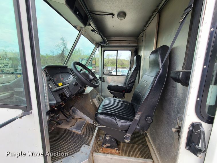 image for item DH5885 2003 Ford E350  delivery truck