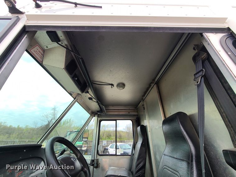 image for item DH5885 2003 Ford E350  delivery truck