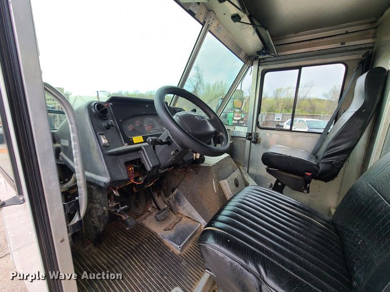 image for item DH5885 2003 Ford E350  delivery truck