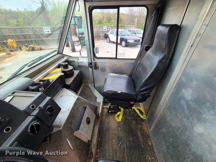 image for item DH5885 2003 Ford E350  delivery truck