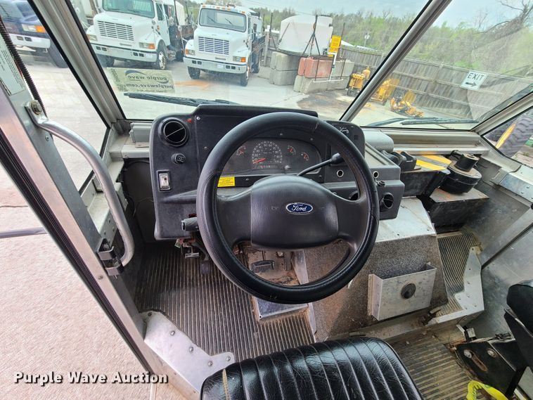 image for item DH5885 2003 Ford E350  delivery truck