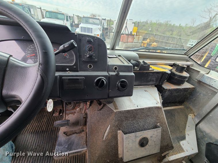 image for item DH5885 2003 Ford E350  delivery truck