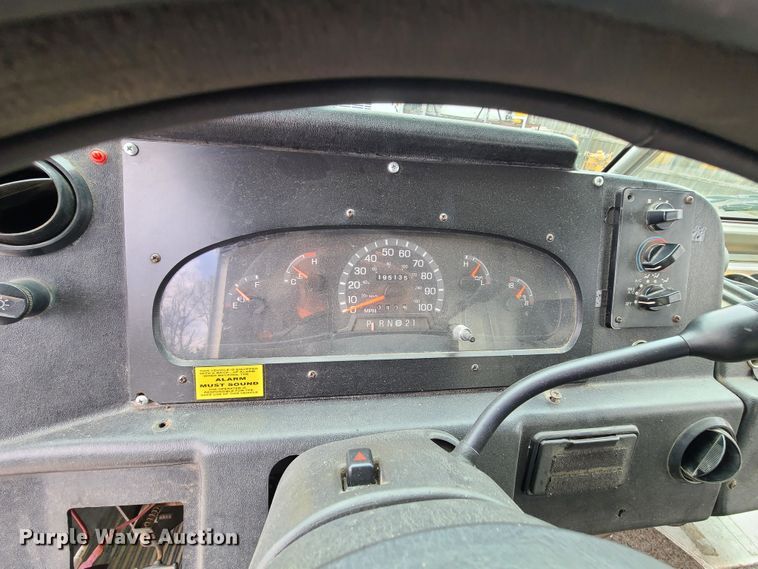 image for item DH5885 2003 Ford E350  delivery truck