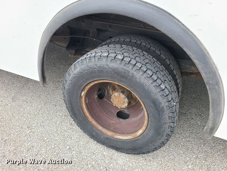 image for item DH5885 2003 Ford E350  delivery truck