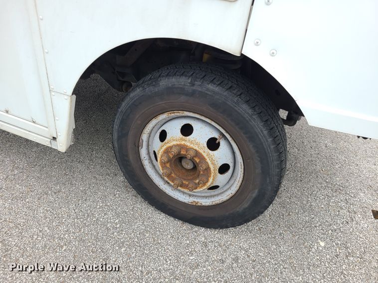 image for item DH5885 2003 Ford E350  delivery truck