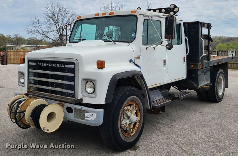 image for item DH5894 1989 International 1754  Crew Cab flatbed truck