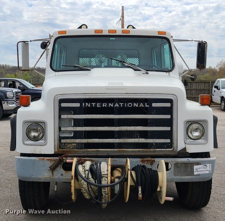 image for item DH5894 1989 International 1754  Crew Cab flatbed truck