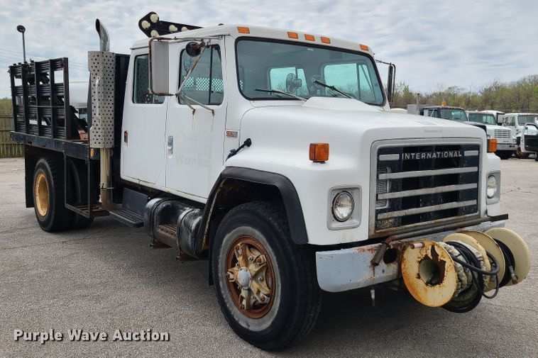 image for item DH5894 1989 International 1754  Crew Cab flatbed truck