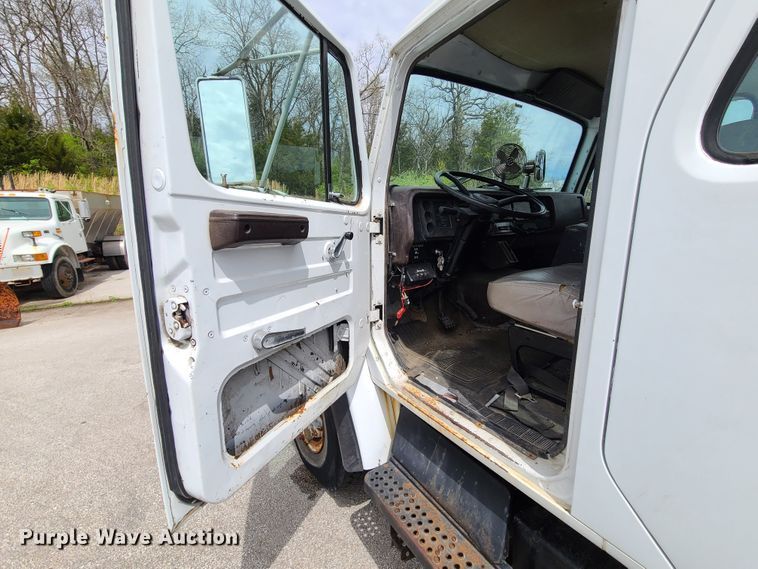 image for item DH5894 1989 International 1754  Crew Cab flatbed truck