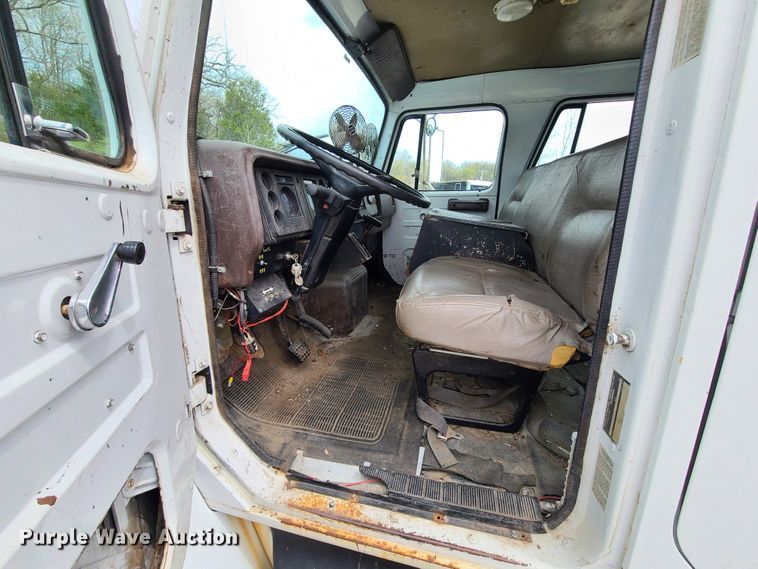 image for item DH5894 1989 International 1754  Crew Cab flatbed truck