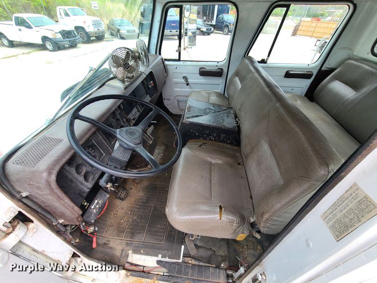 image for item DH5894 1989 International 1754  Crew Cab flatbed truck