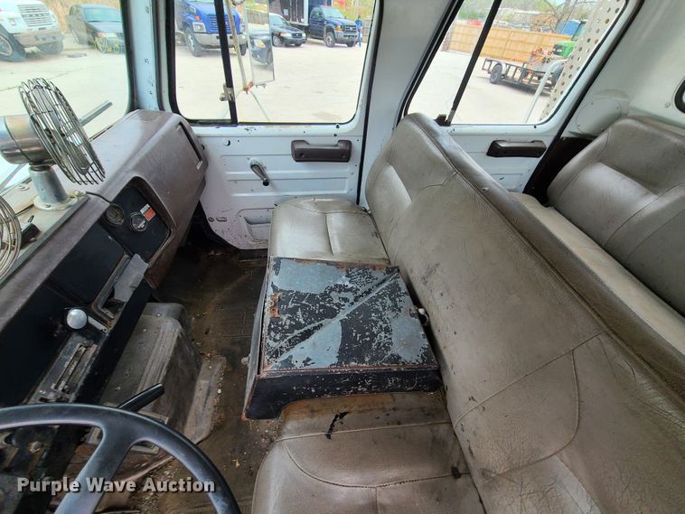 image for item DH5894 1989 International 1754  Crew Cab flatbed truck