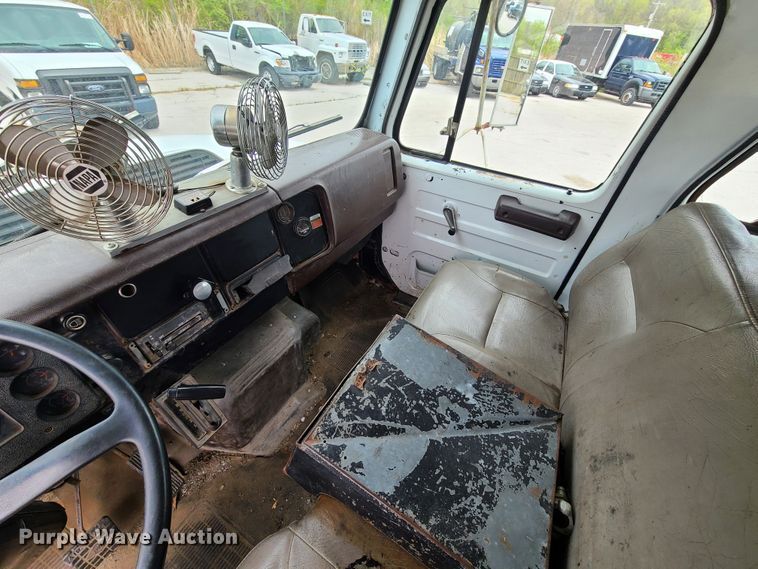 image for item DH5894 1989 International 1754  Crew Cab flatbed truck